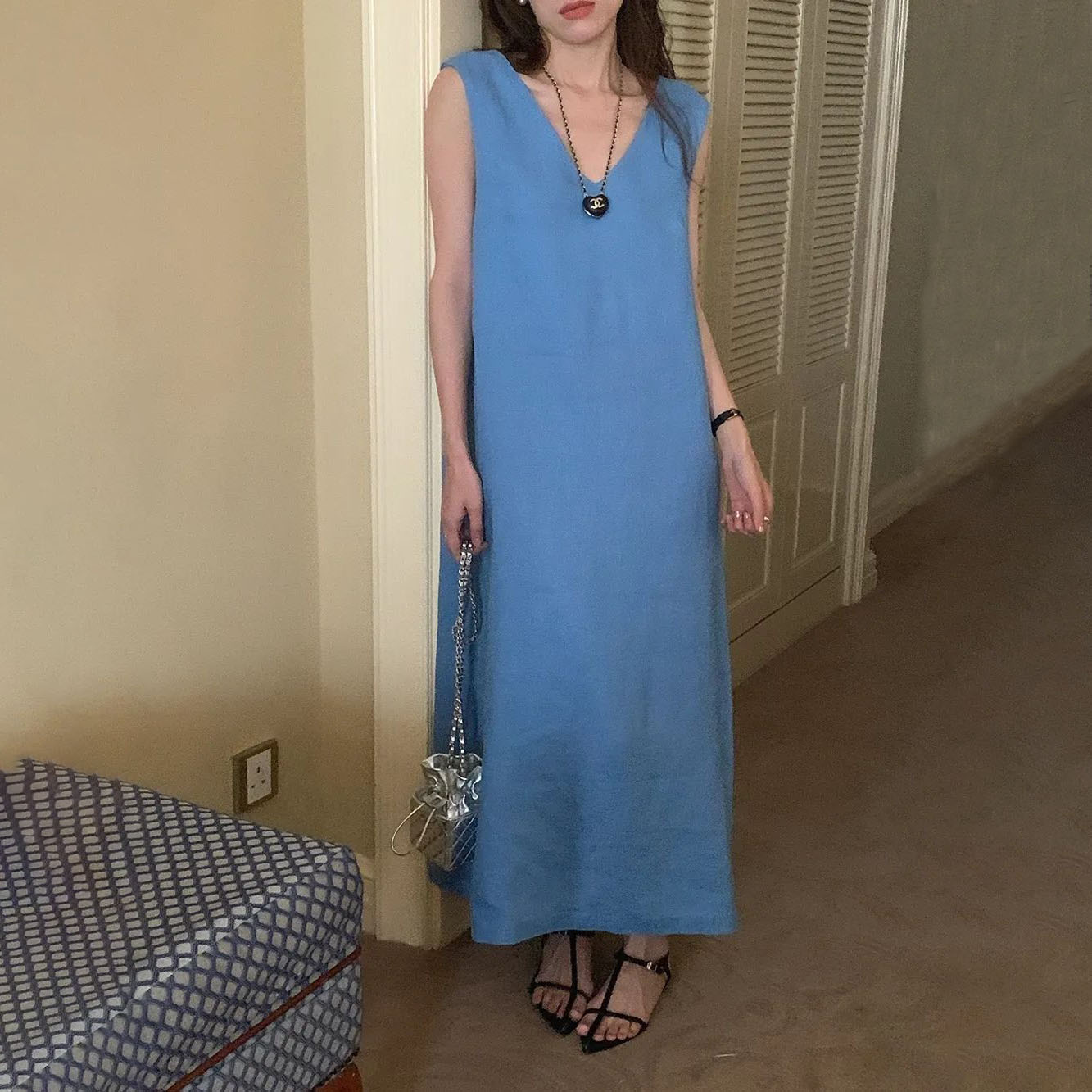 設計感露背大碼寬鬆遮肚顯瘦v領無袖洋裝-lululam