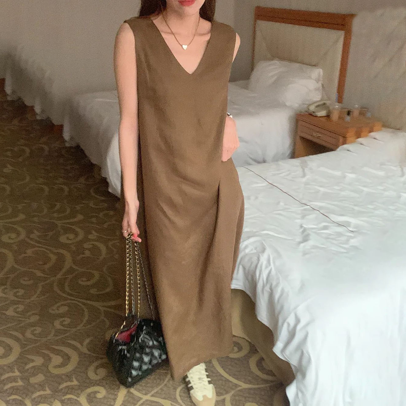 設計感露背大碼寬鬆遮肚顯瘦v領無袖洋裝-lululam