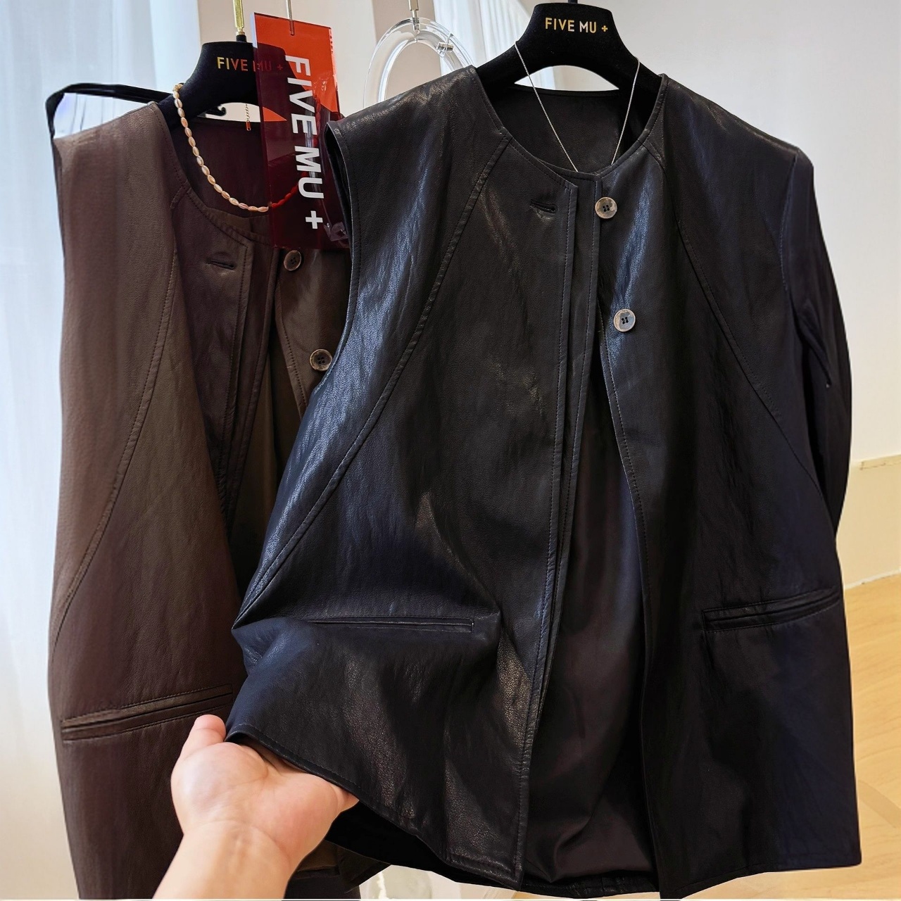 獨特設計感疊穿圓領無袖皮馬甲