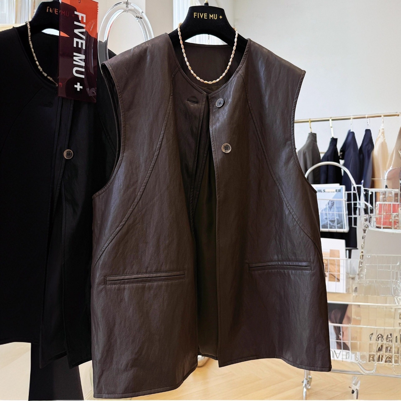 獨特設計感疊穿圓領無袖皮馬甲