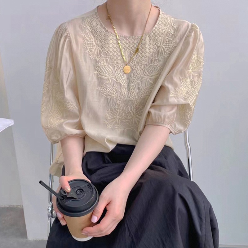 重工刺繡仿天絲泡泡袖圓領五分袖襯衫