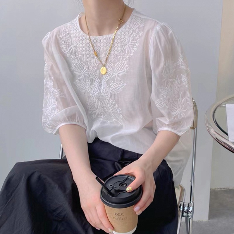 重工刺繡仿天絲泡泡袖圓領五分袖襯衫