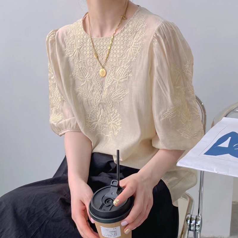 重工刺繡仿天絲泡泡袖圓領五分袖襯衫