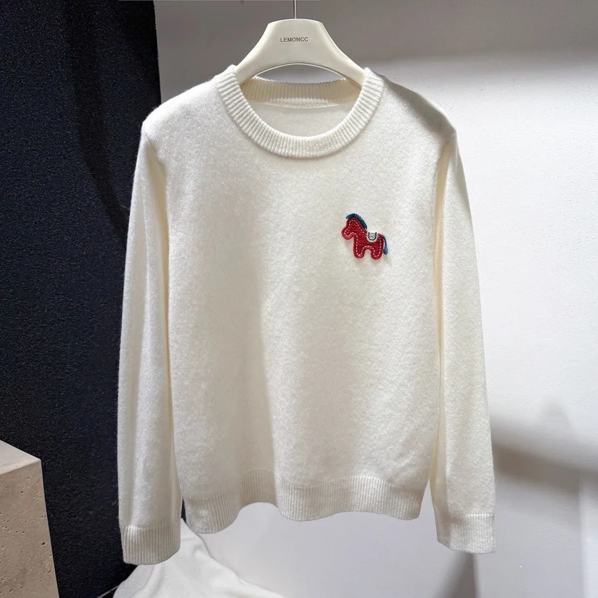 韓系減齡顯瘦圓領提花小馬針織衫