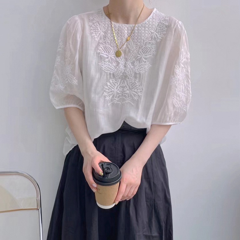 重工刺繡仿天絲泡泡袖圓領五分袖襯衫