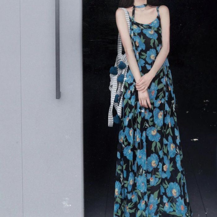 法式度假質感高級感藍色花無袖吊帶洋裝