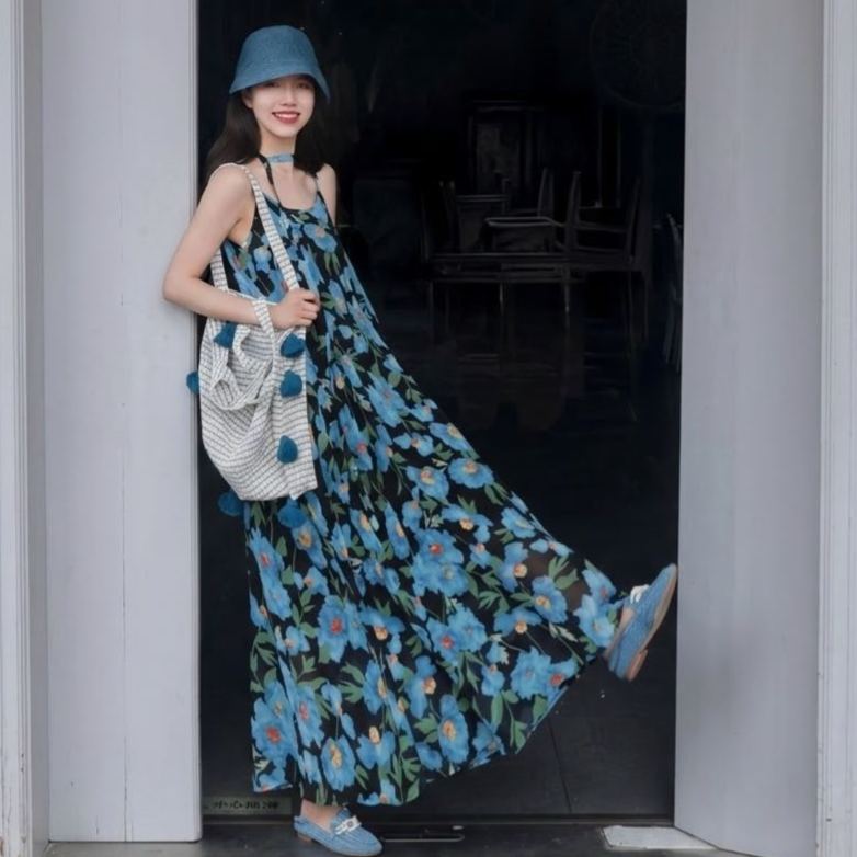 法式度假質感高級感藍色花無袖吊帶洋裝