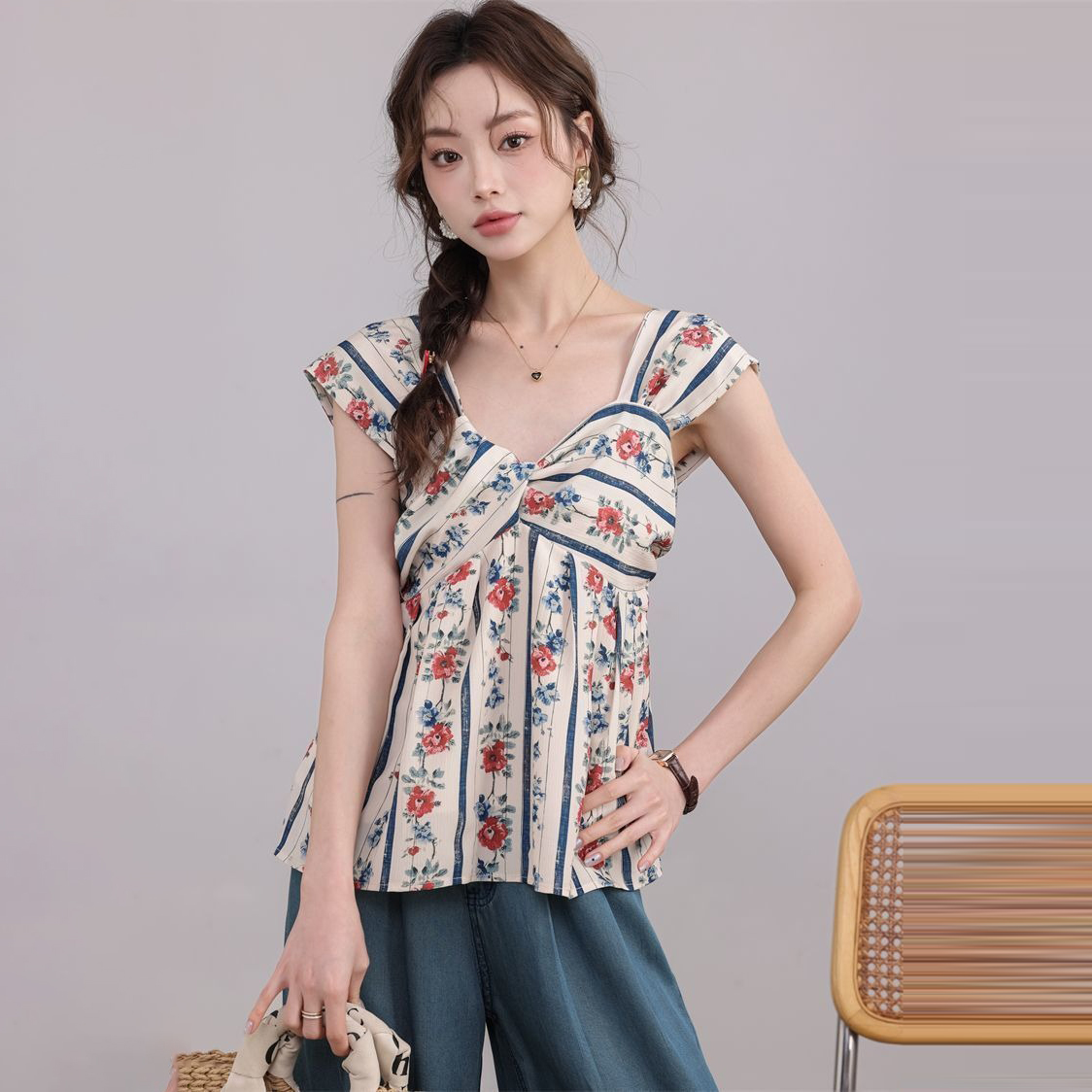 復古碎花設計感別緻漂亮V領無袖上衣-lululam