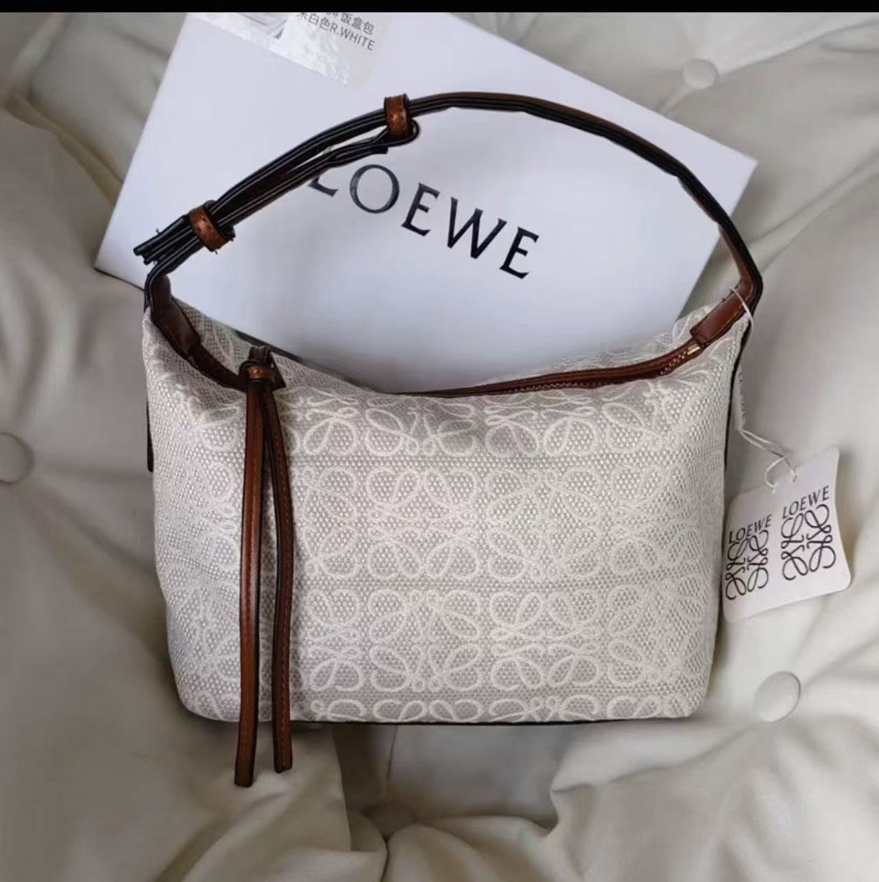 大人気 LOEWE スモールショルダー＆ハンドバッグ キュービバッグ アナグラムジャカード