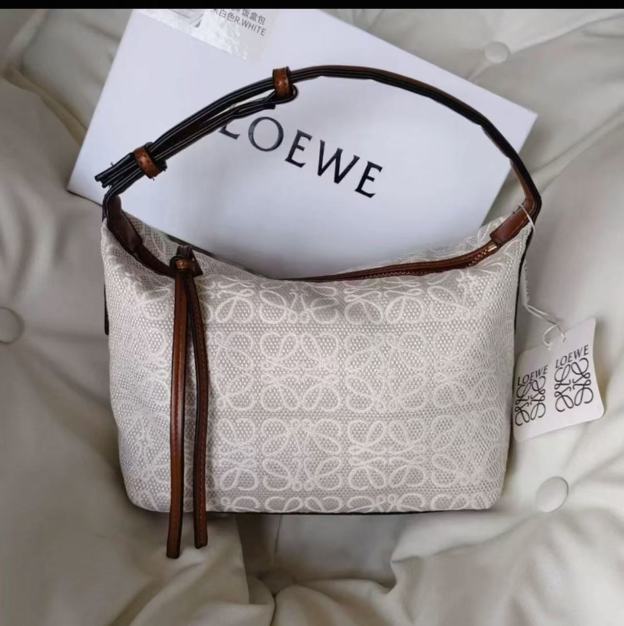 大人気 LOEWE スモールショルダー＆ハンドバッグ キュービバッグ アナグラムジャカード