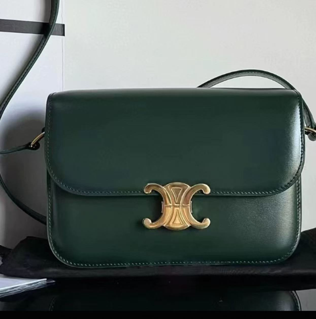 新作 CELINE♪ トリオンフ ショルダーバッグ カーフスキン