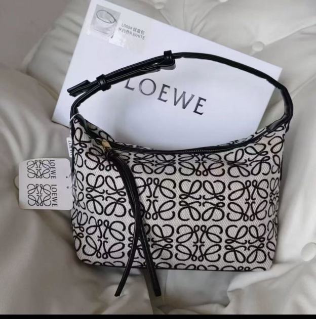 大人気 LOEWE スモールショルダー＆ハンドバッグ キュービバッグ アナグラムジャカード