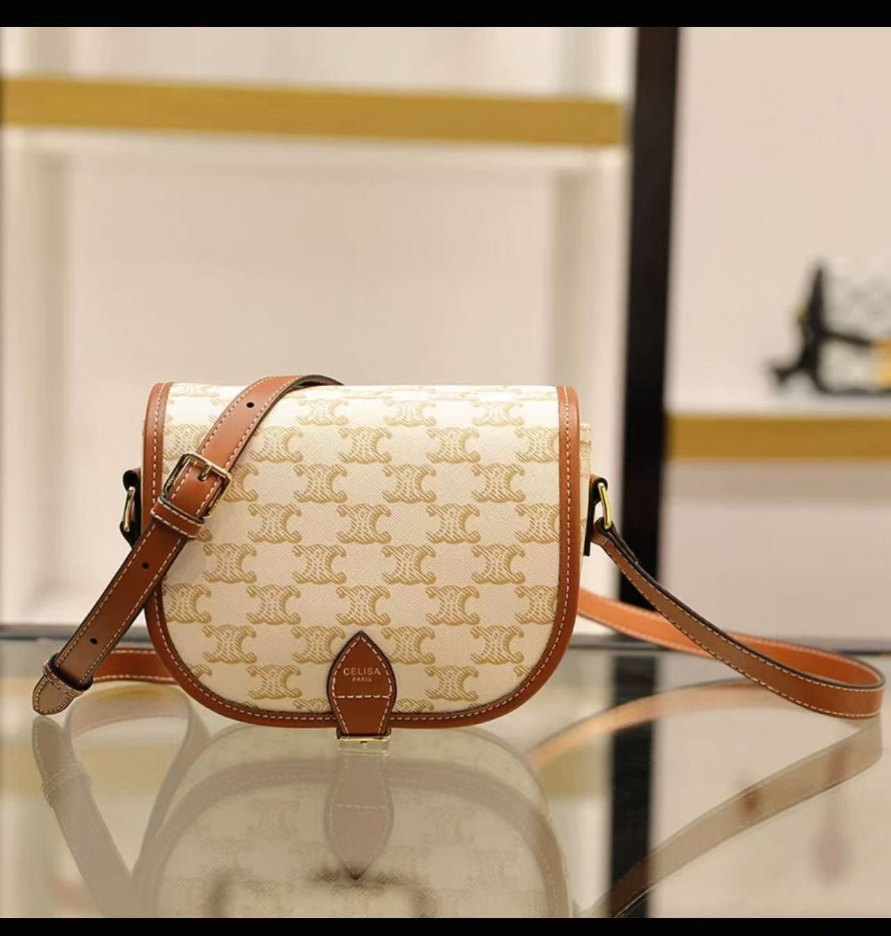 入手困難CELINEセリーヌ ファルコ ミディアム バッグトリオンフ