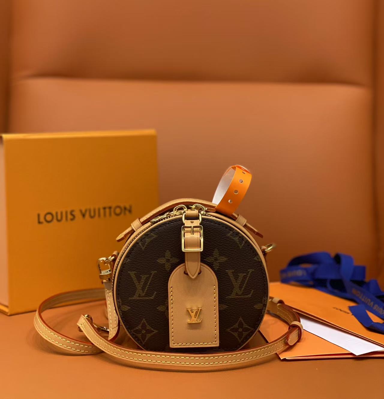 LOUIS VUITTON（ルイヴィトン）ミニボワットシャポー