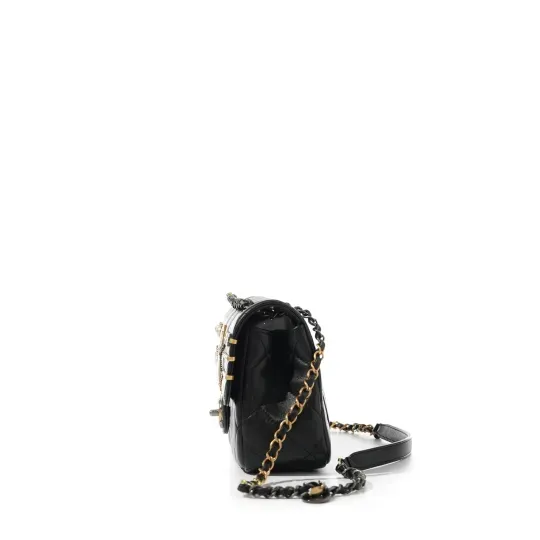 【CHANEL |公式サイトは正規品】雑誌「25ans」掲載中条あやみさん愛用している真珠ヘアピンマイクバッグ★完売続出オンラインの初販売！なくなり次第終了！