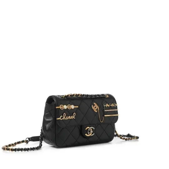 【CHANEL |公式サイトは正規品】雑誌「25ans」掲載中条あやみさん愛用している真珠ヘアピンマイクバッグ★完売続出オンラインの初販売！なくなり次第終了！