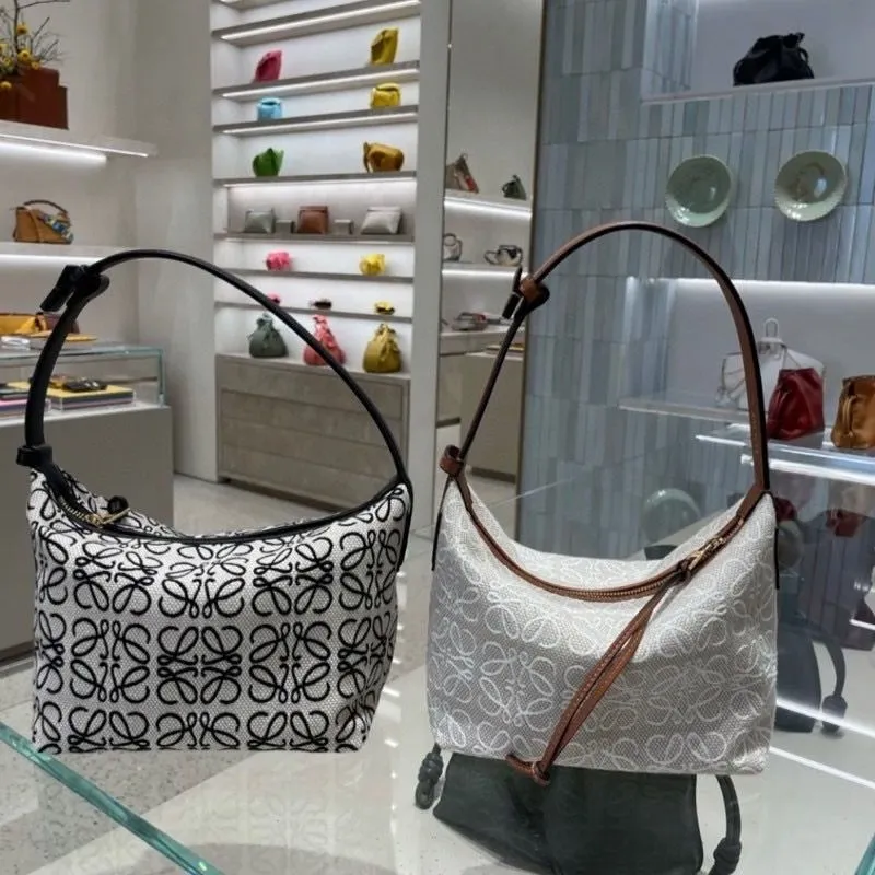 大人気 LOEWE スモールショルダー＆ハンドバッグ キュービバッグ アナグラムジャカード