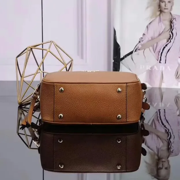 PRADA(プラダ) レザー ショルダーバッグ ブラウン