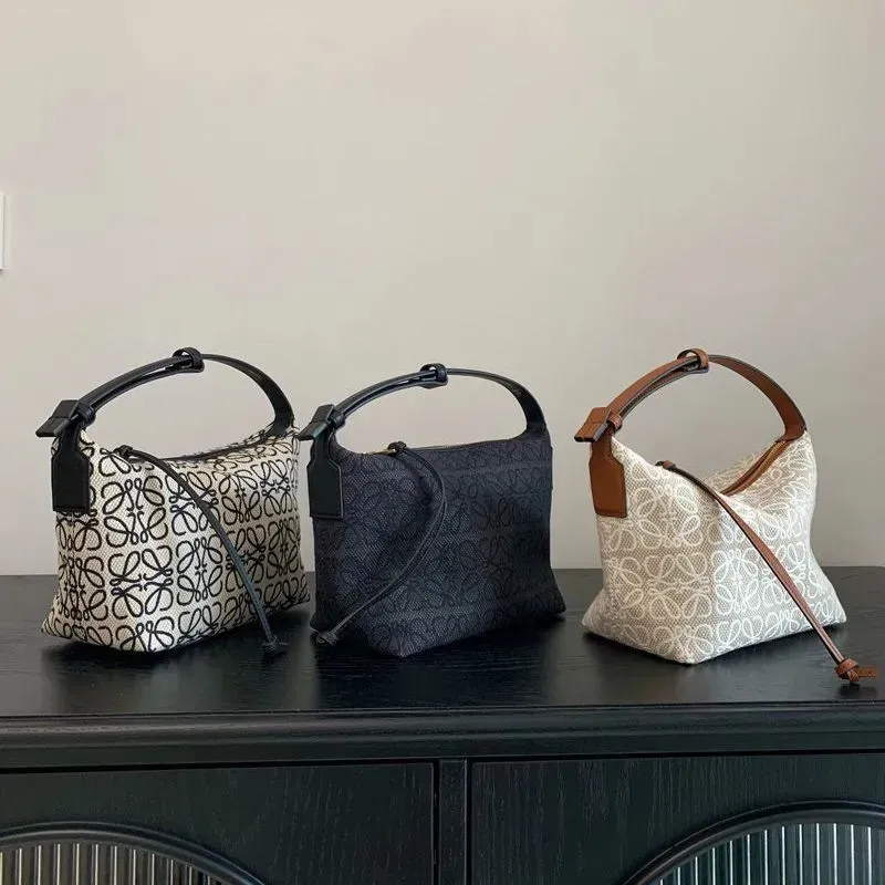 大人気 LOEWE スモールショルダー＆ハンドバッグ キュービバッグ アナグラムジャカード