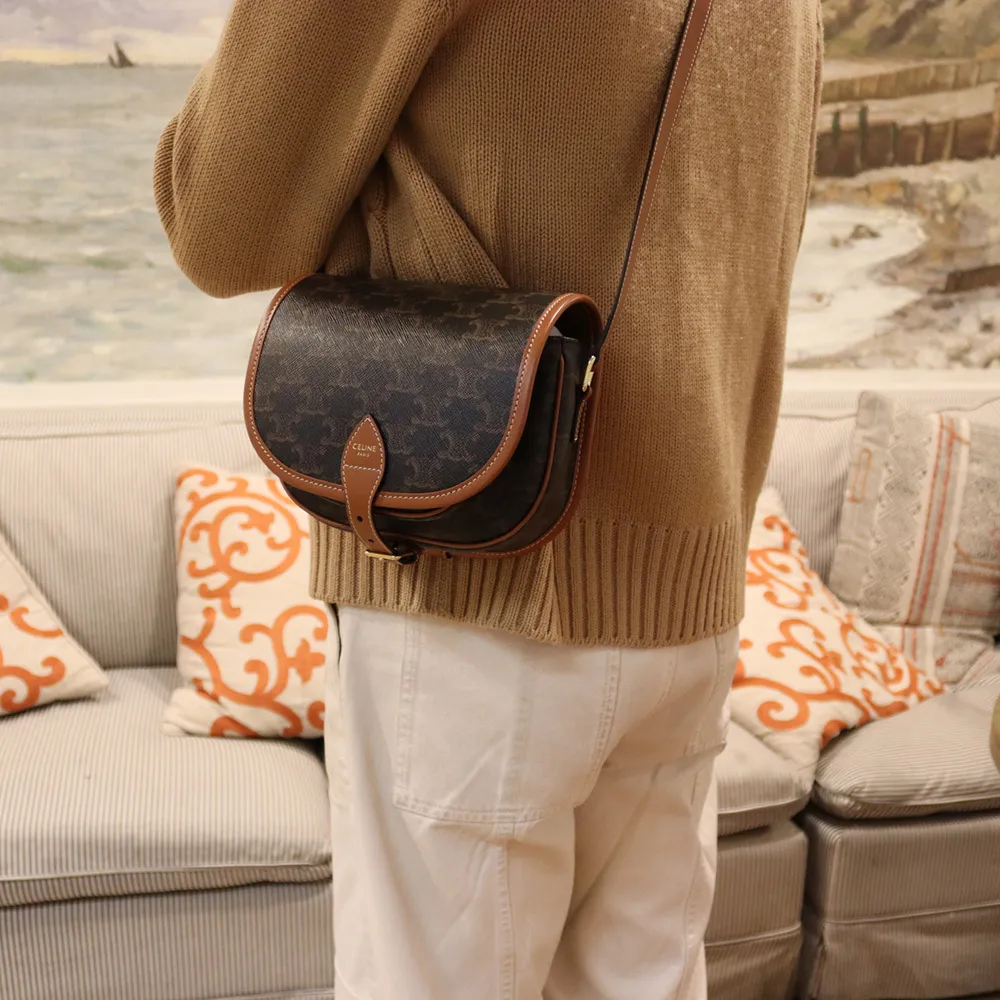 入手困難CELINEセリーヌ ファルコ ミディアム バッグトリオンフ