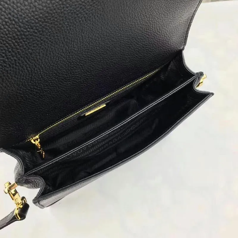 PRADA(プラダ) レザー ショルダーバッグ ブラック