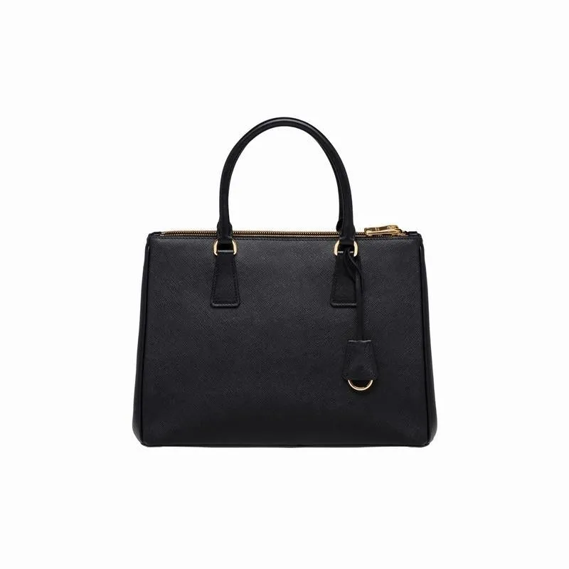 STORY雑誌掲載！高垣麗子さん愛用の新作バッグが登場！PRADA ガレリア スモール スクエア バッグ！！まさに「今」持ちたい！