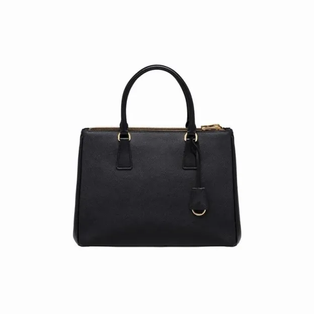 STORY雑誌掲載！高垣麗子さん愛用の新作バッグが登場！PRADA ガレリア スモール スクエア バッグ！！まさに「今」持ちたい！