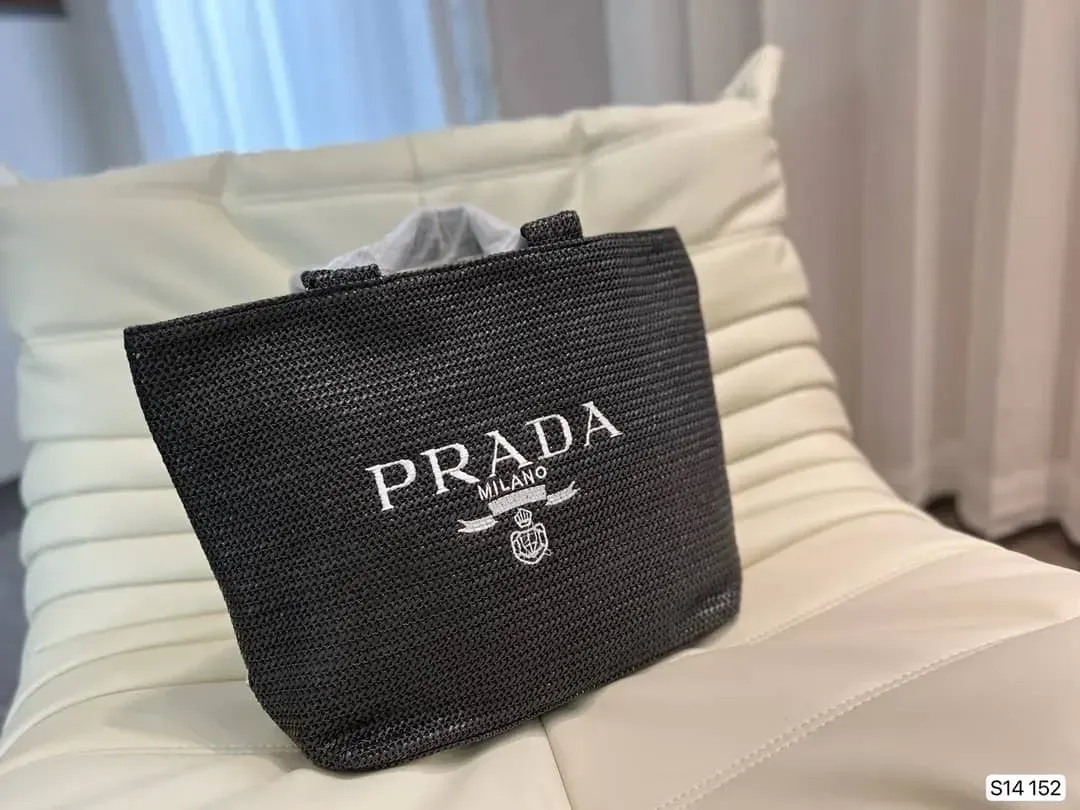 限定30個！売り切れ次第終わり！【PRADA |公式サイトは正規品】雑誌「BAILA」7月号掲載！長澤まさみさん同項 のする限定版“ラフィアトートバッグ”が登場！