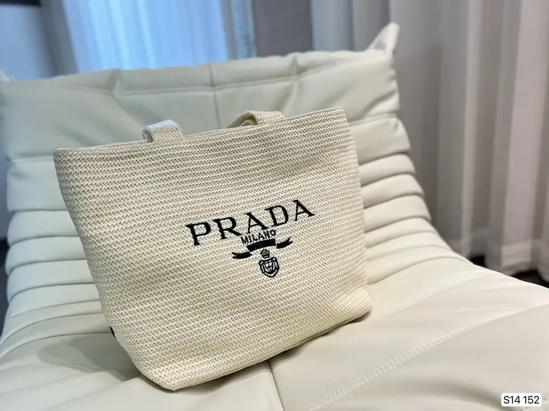 限定30個！売り切れ次第終わり！【PRADA |公式サイトは正規品】雑誌「BAILA」7月号掲載！長澤まさみさん同項 のする限定版“ラフィアトートバッグ”が登場！