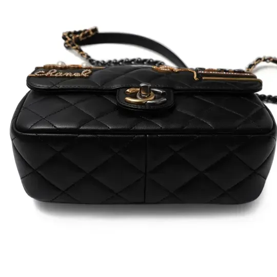 【CHANEL |公式サイトは正規品】雑誌「25ans」掲載中条あやみさん愛用している真珠ヘアピンマイクバッグ★完売続出オンラインの初販売！なくなり次第終了！