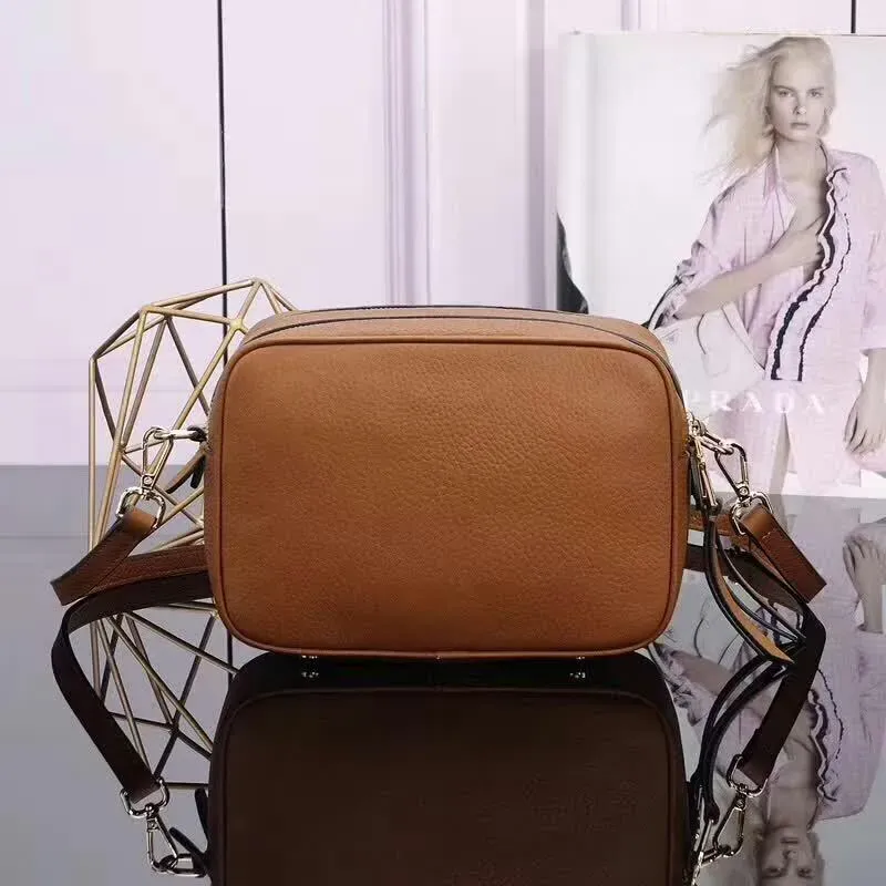 PRADA(プラダ) レザー ショルダーバッグ ブラウン