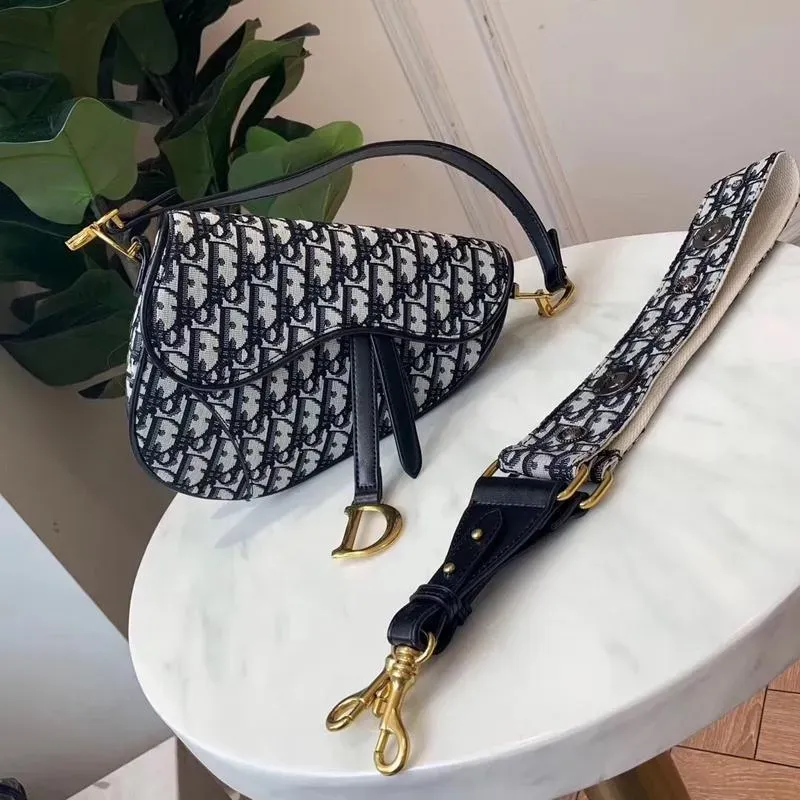 Dior(ディオール) オブリーク “Saddle” バッグ