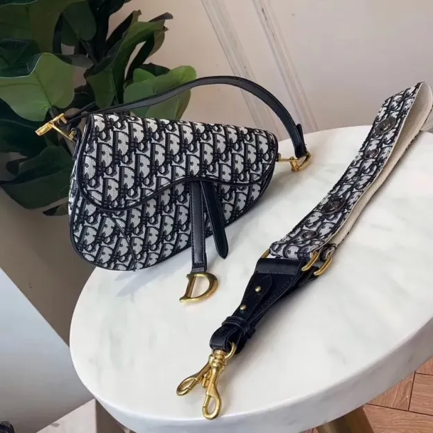 Dior(ディオール) オブリーク “Saddle” バッグ