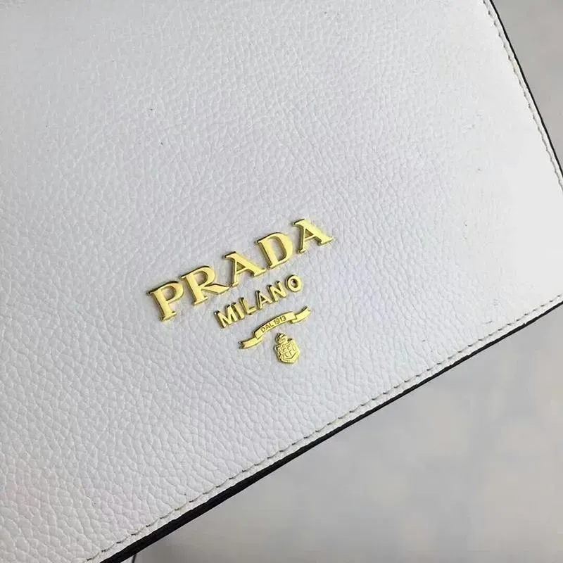 PRADA(プラダ) レザー ショルダーバッグ ホワイト