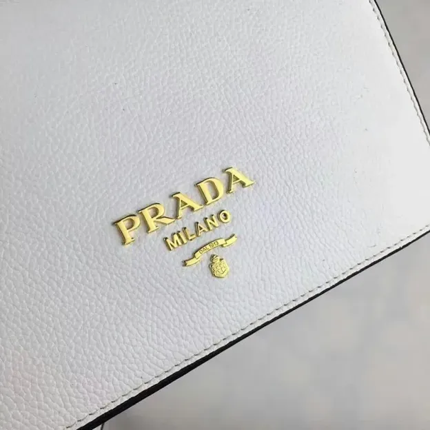 PRADA(プラダ) レザー ショルダーバッグ ホワイト