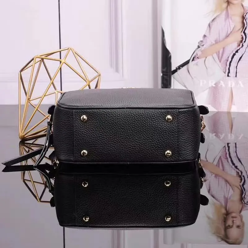 PRADA(プラダ) レザー ショルダーバッグ ブラック