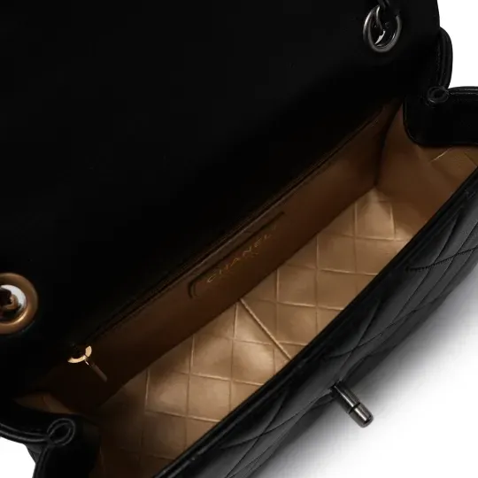 【CHANEL |公式サイトは正規品】雑誌「25ans」掲載中条あやみさん愛用している真珠ヘアピンマイクバッグ★完売続出オンラインの初販売！なくなり次第終了！