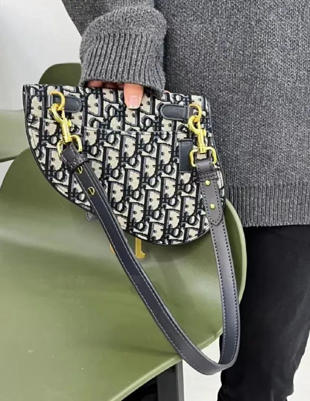 【CHRISTIAN DIOR】「25ans」掲載Cocomi大人気の★「サドル」バッグ★完売続出★限定30個お早めに！