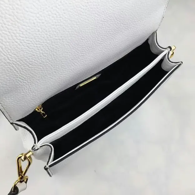 PRADA(プラダ) レザー ショルダーバッグ ホワイト