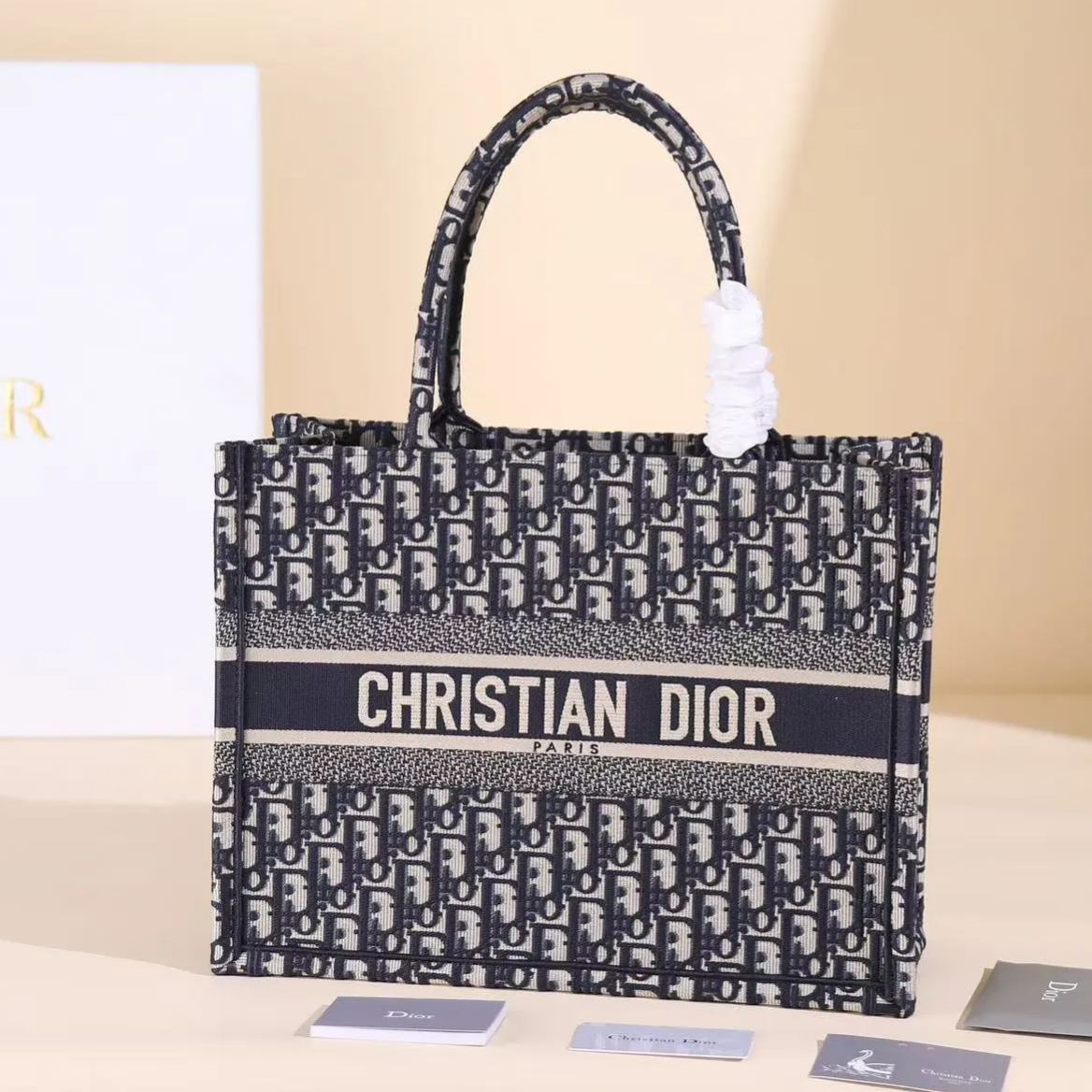 限定30個！売り切れ次第終わり！【DIOR |公式サイトは正規品】VERY（ヴェリイ）雑誌掲載滝沢眞規子愛用★新作BOOK TOTE BAG