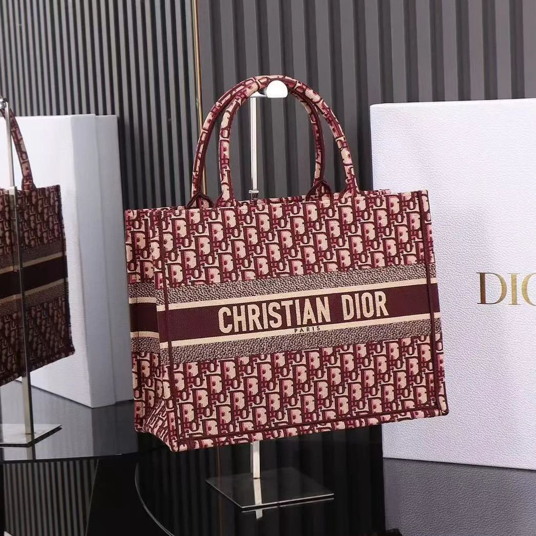 限定30個！売り切れ次第終わり！【DIOR |公式サイトは正規品】VERY（ヴェリイ）雑誌掲載滝沢眞規子愛用★新作BOOK TOTE BAG