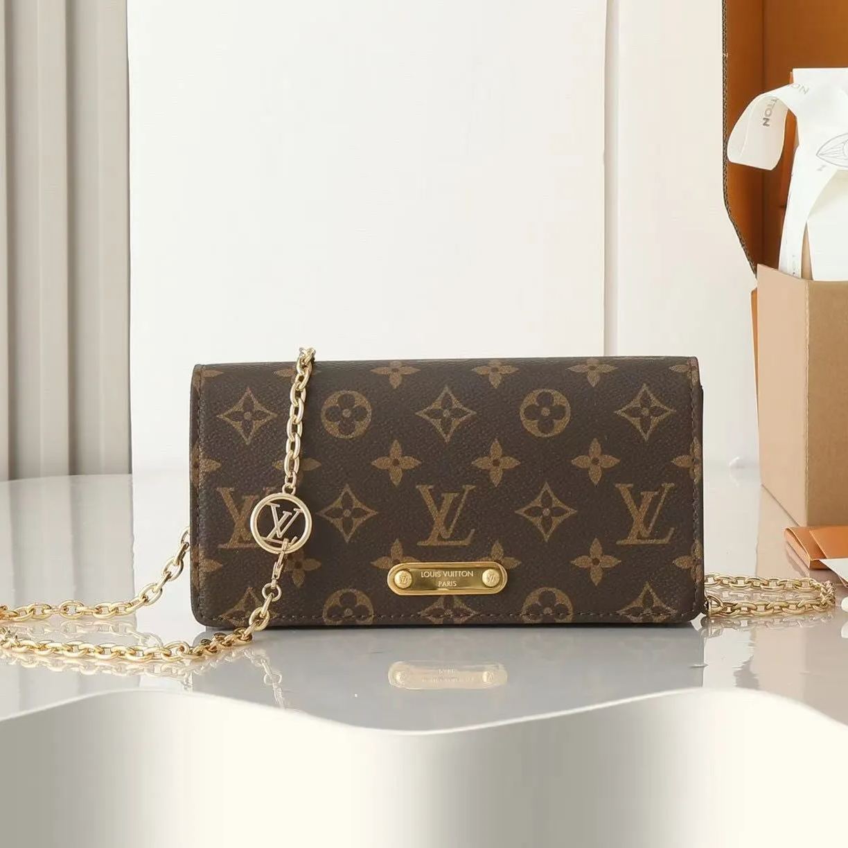 LOUIS VUITTON（ルイヴィトン）ウォレット オン チェーンリリー