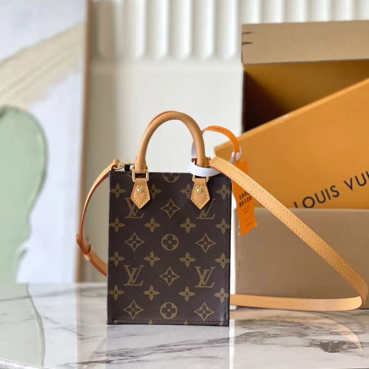 LOUIS VUITTON（ルイヴィトン）プティットサックプラ