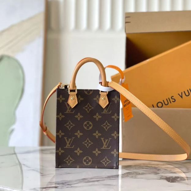 LOUIS VUITTON（ルイヴィトン）プティットサックプラ