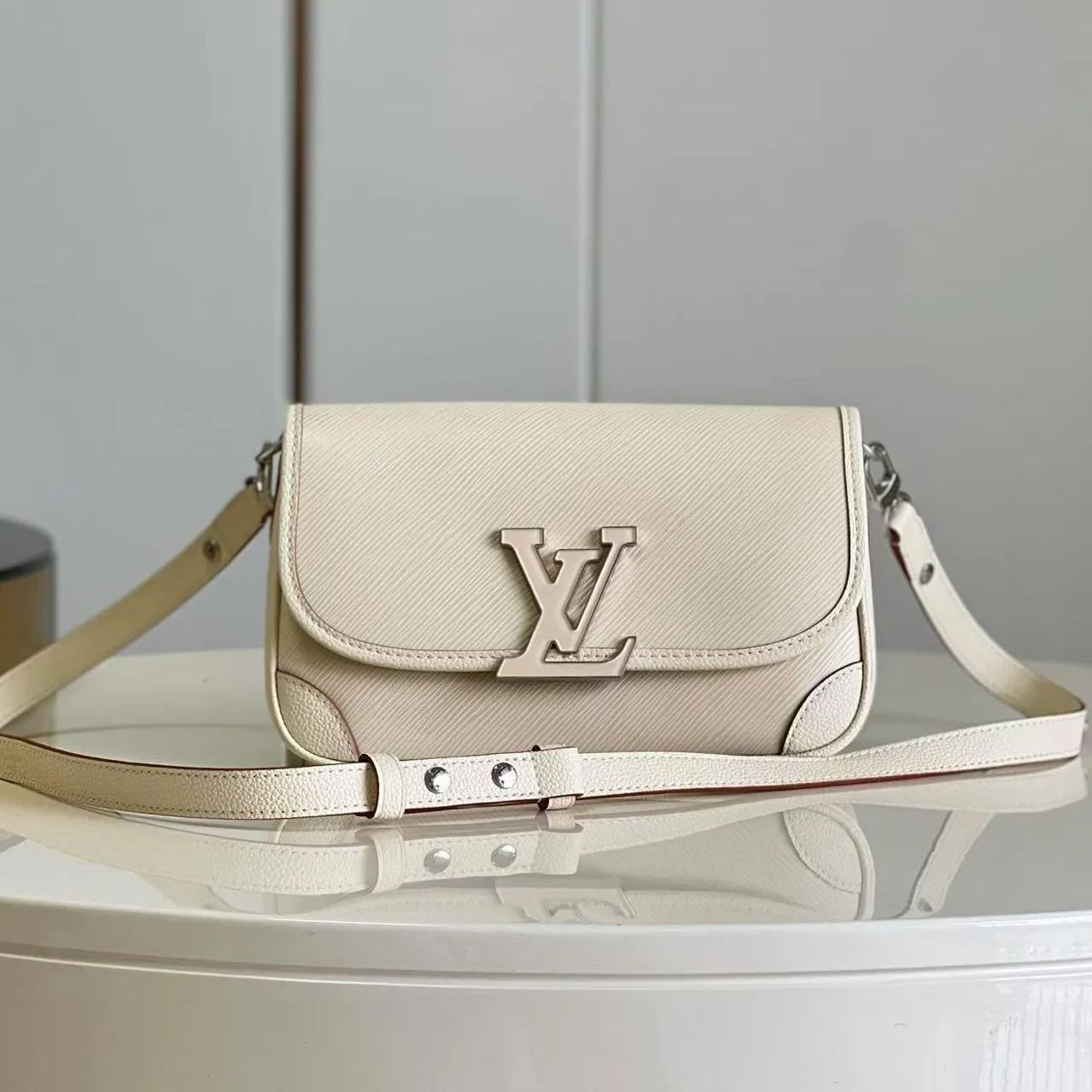 LOUIS VUITTON（ルイヴィトン）ビュシ NM