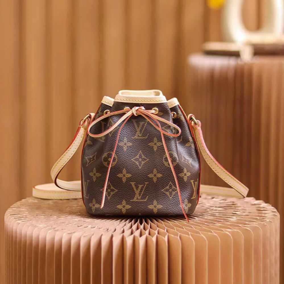 LOUIS VUITTON（ルイヴィトン）ナノノエ