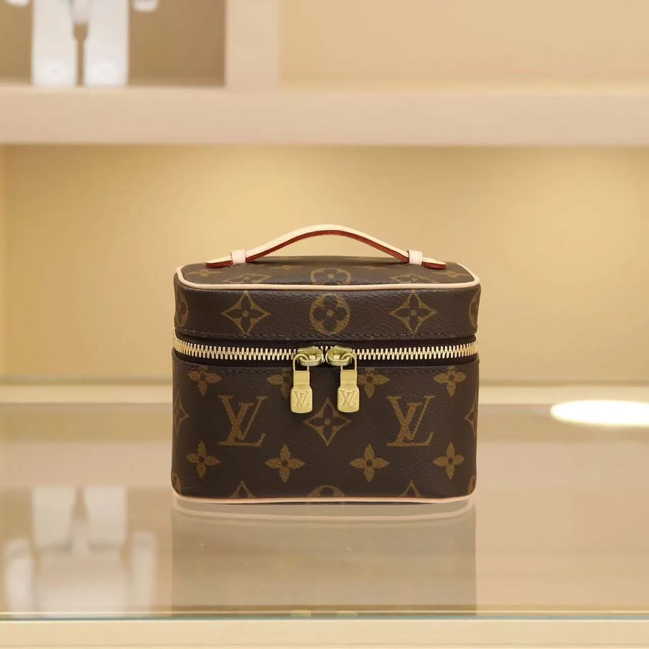 LOUIS VUITTON（ルイヴィトン）ニースナノ