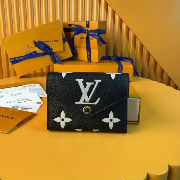 LOUIS VUITTON（ルイヴィトン）ポルトフォイユヴィクトリーヌ