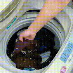Floating laundry hair filter bag in washing machine