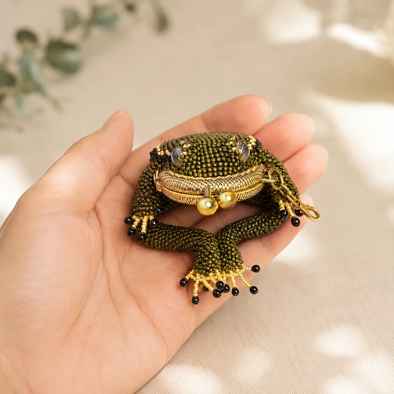 Frog purse in hand